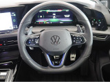 Volkswagen全車共通の上質な本革を使用した手触りのしっとりとしたステアリングです。唯一素肌が触れるハンドルは上位モデルと同じ握り心地になっております。