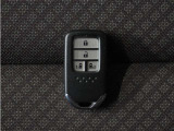 ◆スマートキー◆カギをバッグやポケットに入れたままでもドアロックの開閉ができる『スマートキー』付き!雨天や暗くなってもカギを取り出す必要がなくドアの開錠&エンジンも始動できます