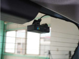 この車にはリアにもドライブレコーダーを装備しております◆映像・音声などを記録する自動車用の装置です。 もしもの事故の際の記録はもちろん、旅行の際の思い出としてドライブの映像を楽しむことができます。