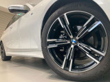 BMWの純正アロイホイールは軽量かつ強度にも優れているホイールで走行性能を引き上げる設計になっております。足元にもBMWは妥協がなくこだわっている個所になります。