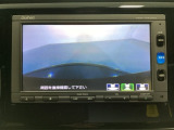ギヤをR(バック)に入れるとナビの画面に後ろの映像が映るリアカメラ付です。後退時、コンディションが悪い視界でもカラーバックモニターがドライバーをサポートします。