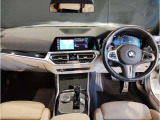 BMWの運転席はドライバーオリエンテッドという構造を採用。ドライバー目線の操作がしやすい設計になっており、ドライブ中にも目線の移動が少なく運転中にも簡単に操作ができます。