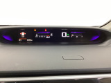 デジタル表示のスピードメーターとタコメーターを大きく配した見やすいメーター部になっています。左側のインフォメーション画面でオドメーターや燃費などの情報を確認できます。