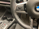 【ハンドル】ドライバーとBMW車の一体感がダイレクトに伝わるステアリングホイール。形状・太さへの拘りに加えて、操作性を高める為にスイッチ類も配置。クイックかつ安定のドライビングを体感下さい!