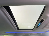 【パノラマルーフ】大型のガラスルーフ搭載で車内の解放感が一気にアップ!開放的なドライブをお楽しみいただけます。