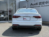 Audiのリヤディフューザーは、車両の後方での空気の流れを整え、乱流を減少させることで、走行安定性を向上させます。またスポーティで洗練された外観を提供し、全体のスタイルに一体感を持たせます。
