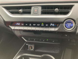 デュアルエアコンとは、運転席と助手席で、個別に温度設定ができる機能です。気温の感じ方は、人それぞれ違うもの。乗る人に優しい機能ですね。