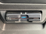 【ETC】有料道路を利用する際に料金所で停止することなく通過できる、ETC車載器(ノンストップ自動料金収受システム機器)が装備されています。セットアップを行うことで利用可能になります。