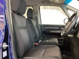 座面も厚みがあり背もたれも高く、広い足元にゆったり座れるシートです。運転席と助手席の間が空いている為、助手席側への移動がスムーズです。交通量の多い道でも助手席側から乗り降りができます。