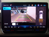 ギアをリバースに入れると車両後方の映像を映し出します。画面にはガイドラインが表示され、車庫入れや縦列駐車の際に安全確認をサポートします。