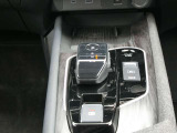 e-POWERならではのシフトレバーで、バックやドライブなどの切り替えがラクラクです!