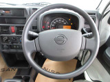 運転が楽しくなる明るく開放的な運転席まわりです。