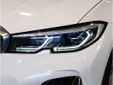 BMWの伝統の丸目4灯ヘッドライトでございます。LEDライトで視認性もよく明るく安全性の向上につながります。