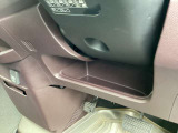 運転席の足元にも収納があります