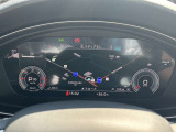 スピードメーターなどの運転に必要な計器とともに、オーディオ・電話の操作画面や地図などを表示。レイアウトはステアリングスイッチで切り替えでき運転に集中しながら必要な情報を瞬時に得ることが可能。