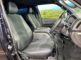 運転席まわりには十分なスペースがあり、大柄な方でもゆったり運転していただける環境です。