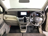 車内は光触媒抗菌消臭施工済です。インパネ周りはスタイリッシュなデザインで機能や装備も充実しています。グローブボックスやカップホルダーのほかにトレーなどたくさんの収納スペースが付いています。