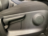 運転席にはドライバーの体型や好みに応じて前後方向だけでなく、高さの調整ができるシートリフターを装備!
