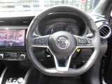 ステアリングハンドルです。オーディオコントロールスイッチが付いて運転中でも手元でオーディオの操作が出来て便利ですよ。