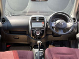 運転席周りになります。内装色はブラウン系です。