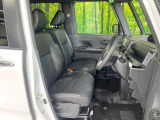 運転席まわりには十分なスペースがあり、大柄な方でもゆったり運転していただける環境です。