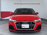 Audiの象徴であるシングルフレームグリルをよりワイドで低くシャープなデザインとすることでワイド&ローのフォルムを協調しています。