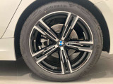 BMWの純正アロイホイールは軽量かつ強度にも優れているホイールで走行性能を引き上げる設計になっております。足元にもBMWは妥協がなくこだわっている個所になります。