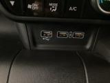 スマートフォンなどの充電に便利なUSBジャック。運転席からも助手席からも使いやすいです。