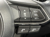 【マツダ・レーダー・クルーズ・コントロール(MRCC)】先行車との速度差や車間距離を認識し、設定した車速内で車間距離を自動で調整・維持することで、高速道路などでドライバーの負担を軽減します。