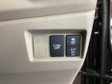 ハンドルの右側には安全装備の、CTBA(シティブレーキアシストシステム)とVSA(ABS+TCS+横滑り抑制)の解除スイッチがついています。