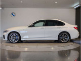 BMWではロングホイールベースの採用をしており、すべての車種に適用され、走行中の安定感の向上されております。また室内空間の広さにも貢献しております。