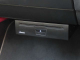DVDドライブは助手席グローブボックス下に取り付けられています。