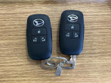 【スマートキー】 スマートキーを携帯していれば、ドアハンドルのボタンを押してロックの解除ができ、パワースライドドアもワンタッチで開閉できます