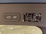 両手に荷物を抱えていても、リアバンパー下に足をひょいっと入れてあげると全自動で開閉が行えます!