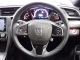 ハンドル左側にはオーディオ操作が出来るオーディオリモートコントロールスイッチ、右側にはHonda SENSINGとオートクルーズコントロールのスイッチを装備!