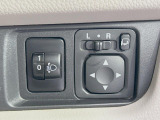 【電動格納ミラー】サイドミラーは電動格納式となっており、狭い駐車場でもキズがつくリスクを抑えられます。
