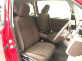 前席の様子になります。広いスペースがございますので、長時間の運転でもリラックスして行えます。