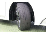 タイヤサイズ 215/45R17。京都トヨタにてこの車をご成約のお客様に限り、タイヤ4本を当社指定【新品】タイヤに交換します。