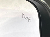【ブラインドスポットワーニング】走行中、ドアミラーの死角になりやすい箇所に後続車が接近するとサイドミラー付近に警告を表示、ドライバーに注意喚起をしてくれます。