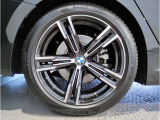 【BMWアロイホイル】軽量かつ強度に拘ったアロイホイル。走行性能ポテンシャルを引き出す設計。車の足元を引き締めてくれる大きなポイントはアロイホイルです。