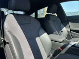 体を支えるためにシートを硬めにしております。長時間の運転でも疲れにくいように、サポート力重視で設計されております。