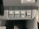 ハンドルの右側にはヘッドライトレベライザーとHondaセンシング用のメインスイッチがついています。ヘッドライトレベライザーは道路状況や積荷の加重に応じてライトの高さを調節できます。