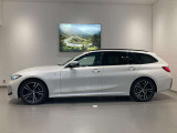 BMWではロングホイールベースの採用をしており、すべての車種に適用され、走行中の安定感の向上されております。また室内空間の広さにも貢献しております。