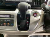 CVT車のセレクトレバーです。低速から高速まで、変速ショックのないスムーズな走りを実現するとともに、エンジン効率のよい領域を維持することで燃費にも貢献します。