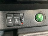 リアドアは乗り降りに便利な両側電動スライドドアです。また運転席に座っていながらスイッチ操作で自在にスライドドアを開け閉めできます。燃費に役立つECONボタンもここです。