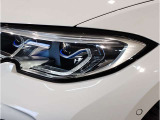 BMWの伝統の丸目4灯ヘッドライトでございます。LEDライトで視認性もよく明るく安全性の向上につながります。