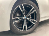 BMWの純正アロイホイールは軽量かつ強度にも優れているホイールで走行性能を引き上げる設計になっております。足元にもBMWは妥協がなくこだわっている個所になります。