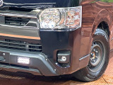 【LEDヘッドライト】悪天候や夜間走行時も良好な視界を確保し安心して運転できる高輝度LEDヘッドライトを装備!点灯速度が早く、消費電力も抑えられています。