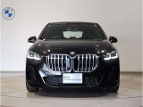 【キドニーグリル】BMWは約90年もの間、ほぼ全ての車両にひと目でBMWだと分かるこの特徴的なフロントグリルが備えられ、デザイン・アイコンとして親しまれてきました。