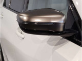 BMWのミラーは車種によって異なりますがレーンチェンジウォーニングが装備されております。詳しくは当店スタッフまでお問い合わせくださいませ。